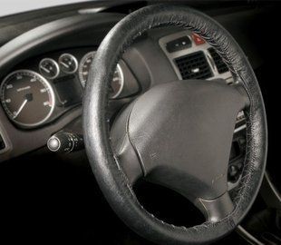 Шкіряний чохол на кермо Kegel "Car Classic" під шнур (розмір S: 36-38 см)